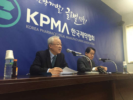 지난 17일 서울 방배동 한국제약협회에서 진행된 기자간담회에서 이행명 신임 제약협회 이사장이 리베이트 근절을 위해 '무기명 설문조사' 결과를 공개하겠다고 밝히고 있다.